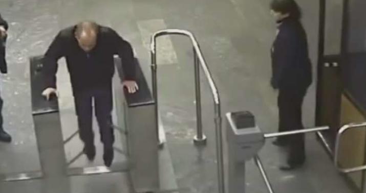 Metrodan pulsuz keçmək istədi, amma... - VİDEO